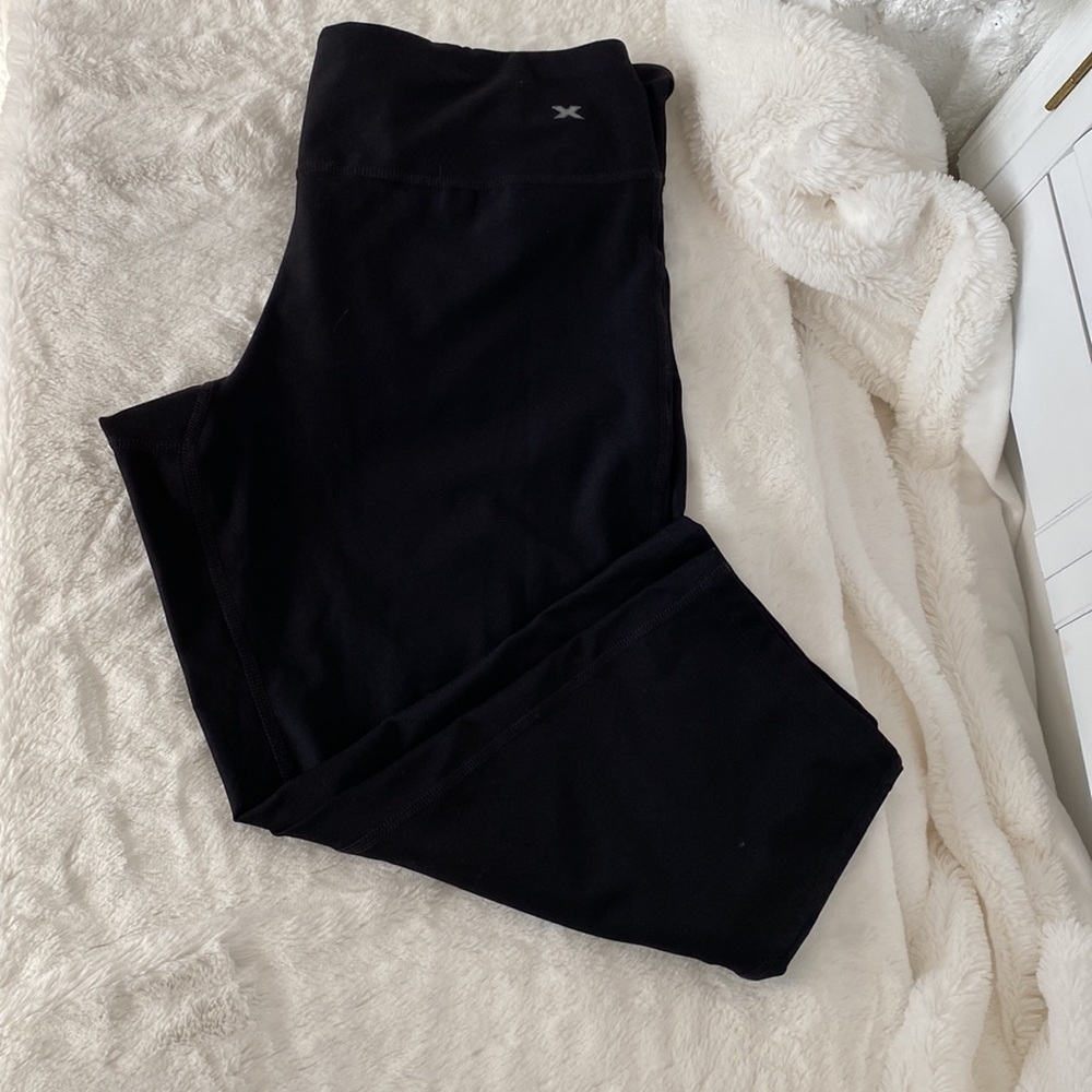Xersion black 12 percent spandex fitted capri pants